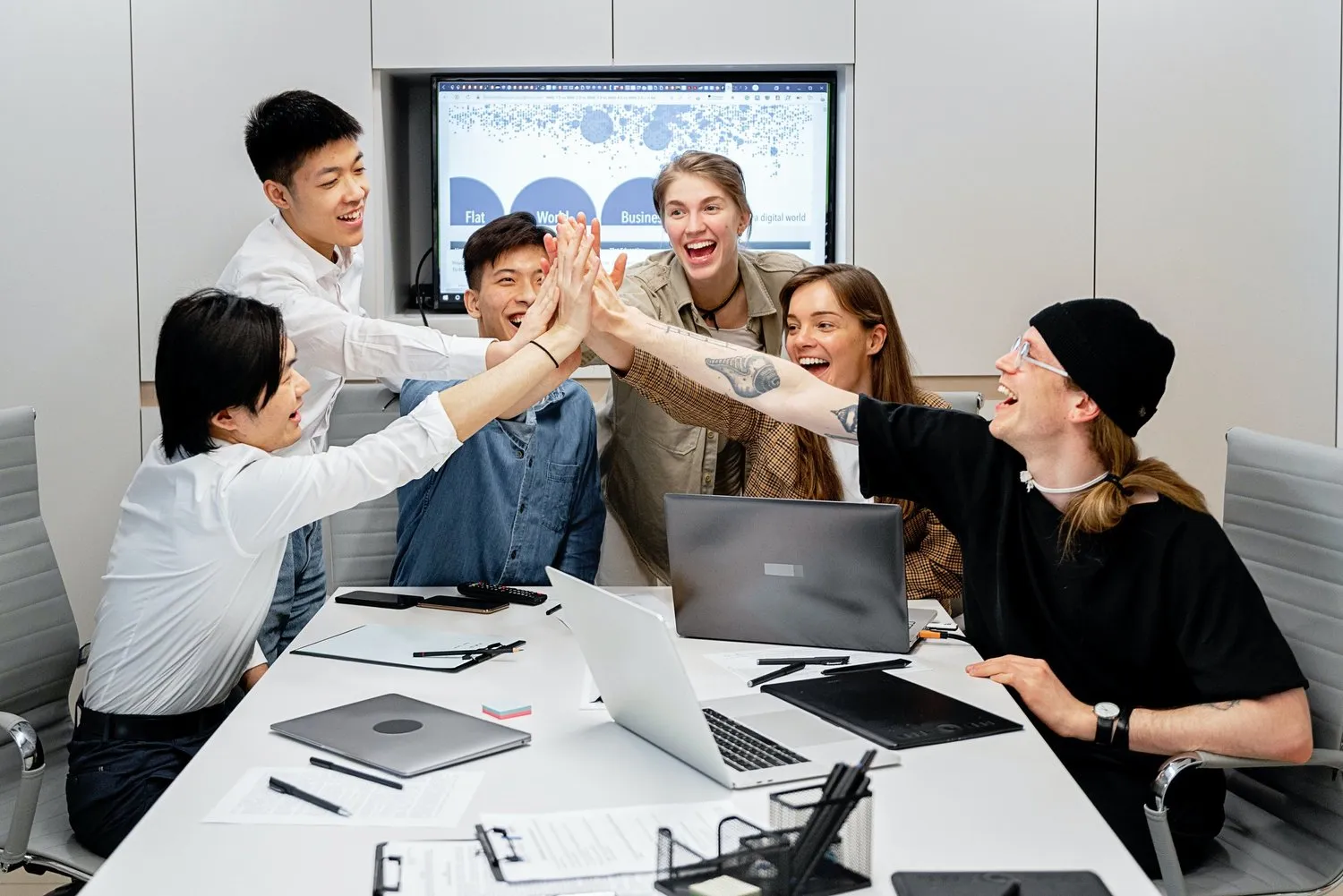 20 Unforgettable Examples You Can Use to Praise Your Team